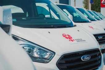 Iskolabuszok érkeznek Szászrégenbe a Rákóczi Szövetség és a magyar kormány jóvoltából