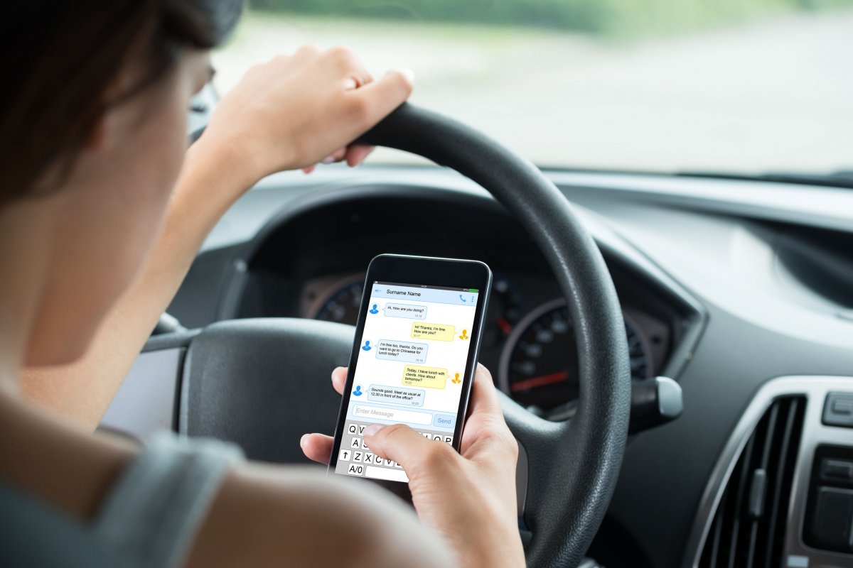 Közlkekedésbiztonsági kockázattal jár a vezetés közbeni mobilozás •  Fotó: 123RF