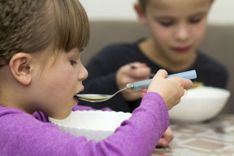 Közel félmillió diáknak ígér meleg ebédet a kormány