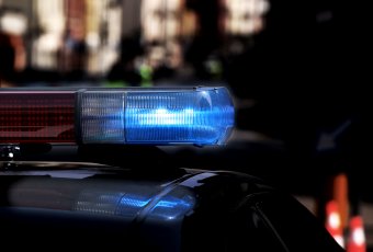 Tucatnyi embert megkéselt egy nő a hamburgi pályaudvaron