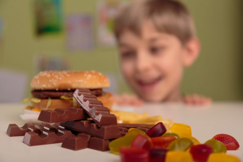 Cukrok, ízfokozók, adalékanyagok sokasága. Túlzott fogyasztásuk függőséghez vezet, és nagy mértékben hizlalnak is •  Fotó: 123RF
