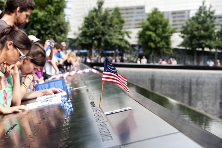 Megemlékezés az egykori World Trade Center helyén kialakított Memorial Plazán. Nem felejtenek •  Fotó: 123RF