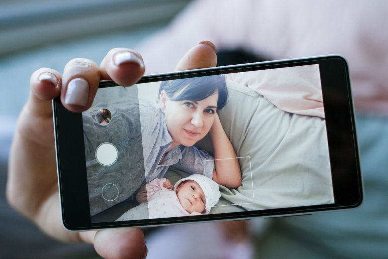 Közös szelfi. Csak a szűk baráti kör, vagy a nagy nyilvánosság is fogja látni? •  Fotó: 123RF