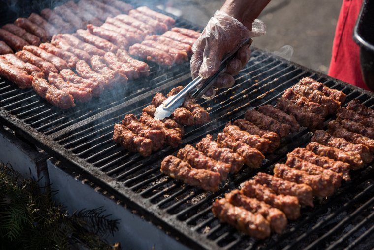 Izzanak a grillek, sülnek a miccsek: mintegy 18 millió csórékolbász fogy el a május elsejei hosszú hétvégén
