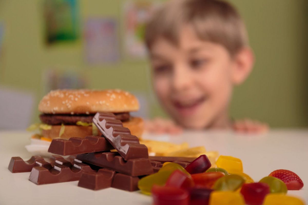A szakember azt javasolja, hogy a szülők élelmiszerek helyett inkább figyelemmel jutalmazzák a gyerekeket •  Fotó: 123RF