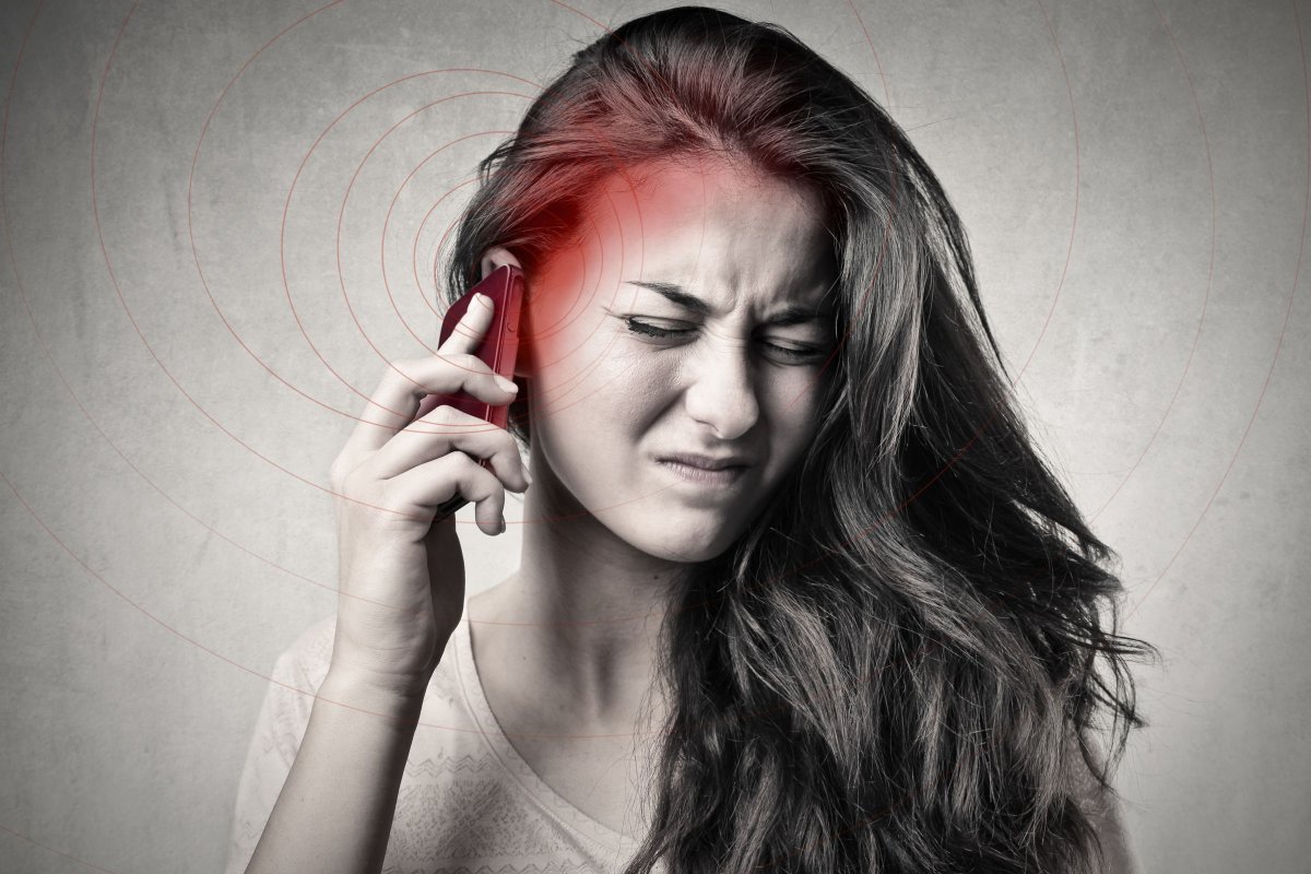 Ha lehet, ne tartsuk olyan közel a fülünkhöz a készüléket. Képünk illusztráció •  Fotó: 123RF