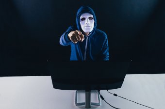 Bombafenyegetést kapott kedden e-mailben közel ezer szlovákiai oktatási intézmény