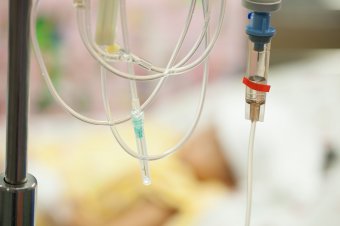 Magánklinikáról szerezte az érzéstelenítőt, kábítószerfüggő lehet a páciensek megölésével gyanúsított bukaresti orvosnő barátja