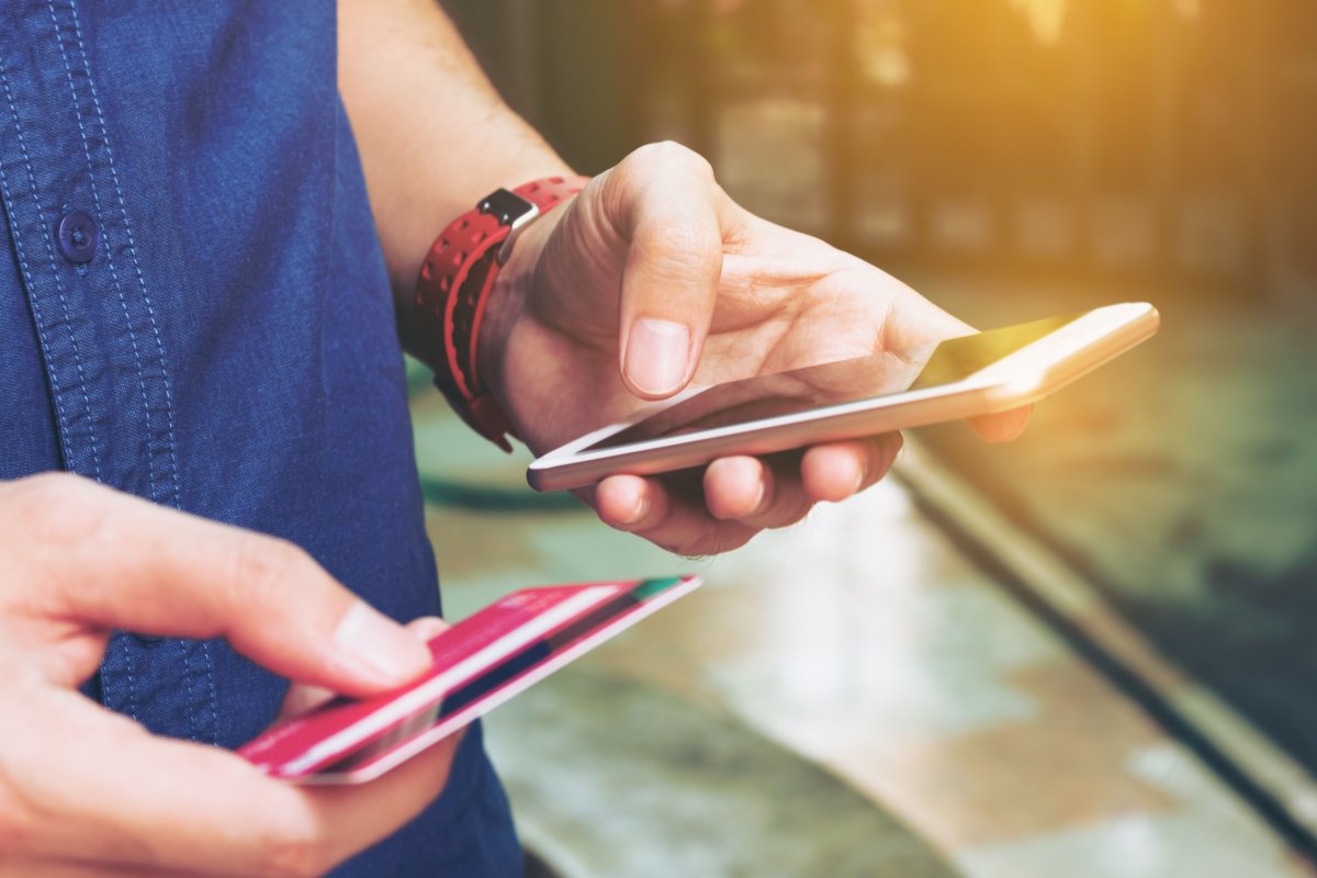 Online foglalás esetén ellenőrizzük az interneten a kiszemelt turisztikai irodákat, hoteleket, szállásadókat, mielőtt fizetnénk •  Fotó: 123RF