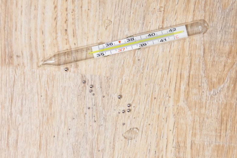 Nem kell elköltöznünk otthonról, ha eltörik a higanyos lázmérő, de szakszerűen kell feltakarítani •  Fotó: 123RF
