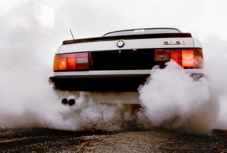 Ezért nem jó ötlet forgalomból kivont autóval driftelni, majd a mutatványról készült videót felölteni az internetre