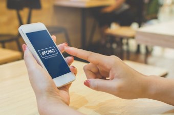 Miért kell nekünk, ami másnak van? A lemaradástól való félelem, a FOMO