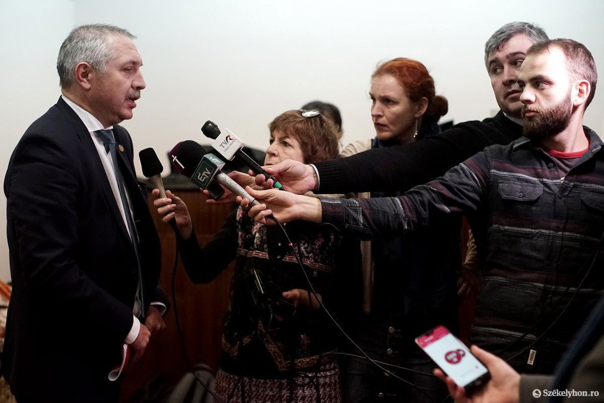 Leonard Azamfirei, a MOGYE rektora az estébe nyúló  eredménytelen megbeszélés után nyilatkozik az újságíróknak a január 28-ai diáktüntetés napján a Maros Megyei Prefektúrán •  Fotó: Haáz Vince