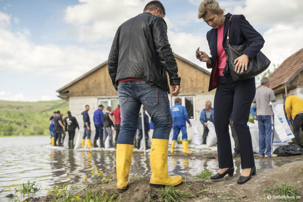 A Maroson levonuló árhullám átszakította a gátat Kerelőszentpálon, és olyan területeket is elárasztott, ahol korábban nem volt árvíz •  Fotó: Haáz Vince
