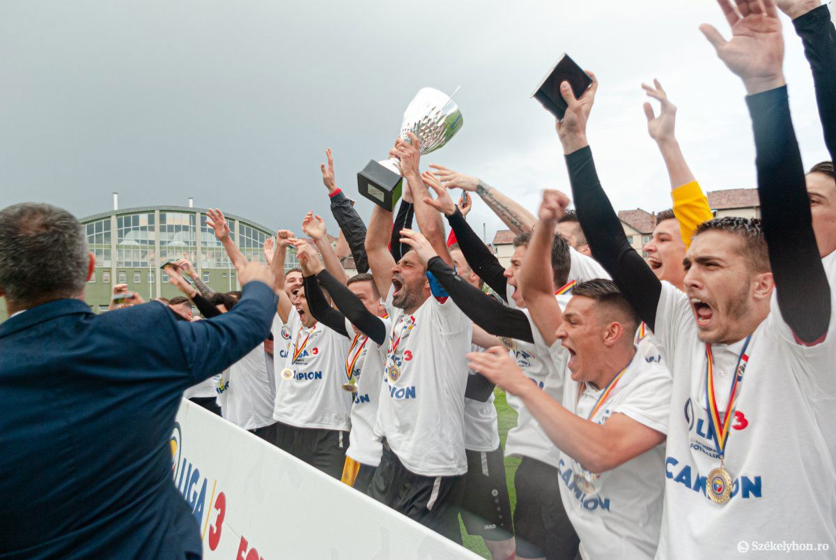 A 3. liga 5. csoportjának győzteseként ünnepli az FK Csíkszereda labdarúgó csapata a 2. ligába feljutást •  Fotó: Gábos Albin