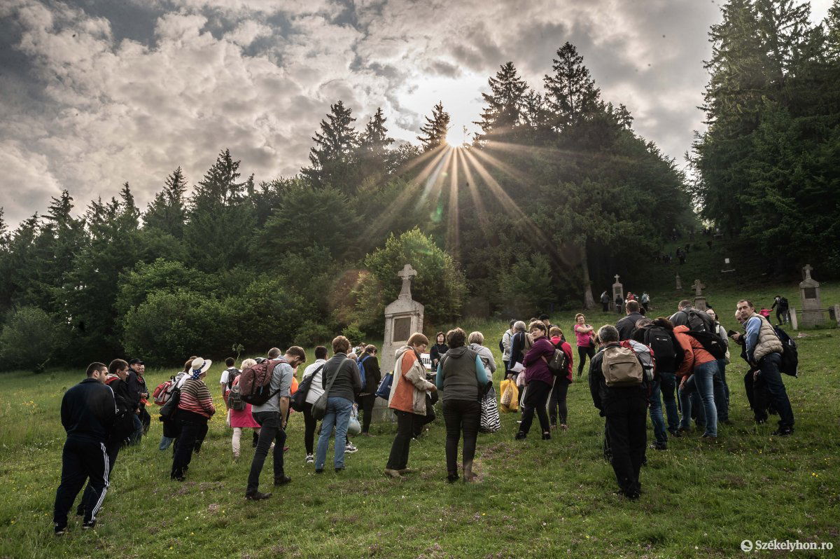 Hívők indulnak a  Jézus-hágón  a csíksomlyói nyeregbe •  Fotó: Barabás Ákos