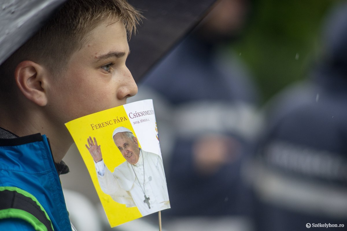 Ferenc pápa személyében először látogatott Székelyföldre Róma püspöke. A rossz idő ellenére a két Somlyó közti nyereg megtelt zarándokokkal •  Fotó: Haáz Vince