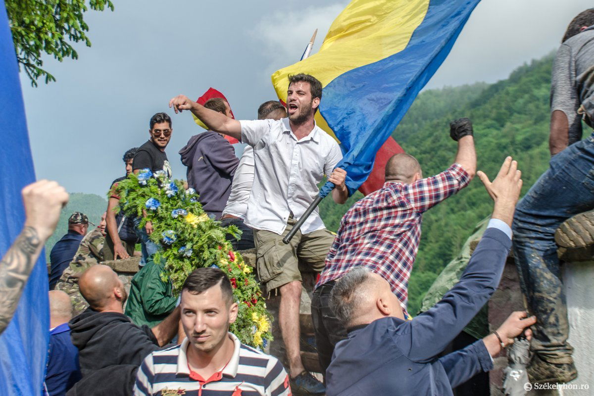 Erőszakkal elfoglalták és megrongálták a magyar katonai temetőt román nacionalisták júniusban •  Fotó: Pinti Attila