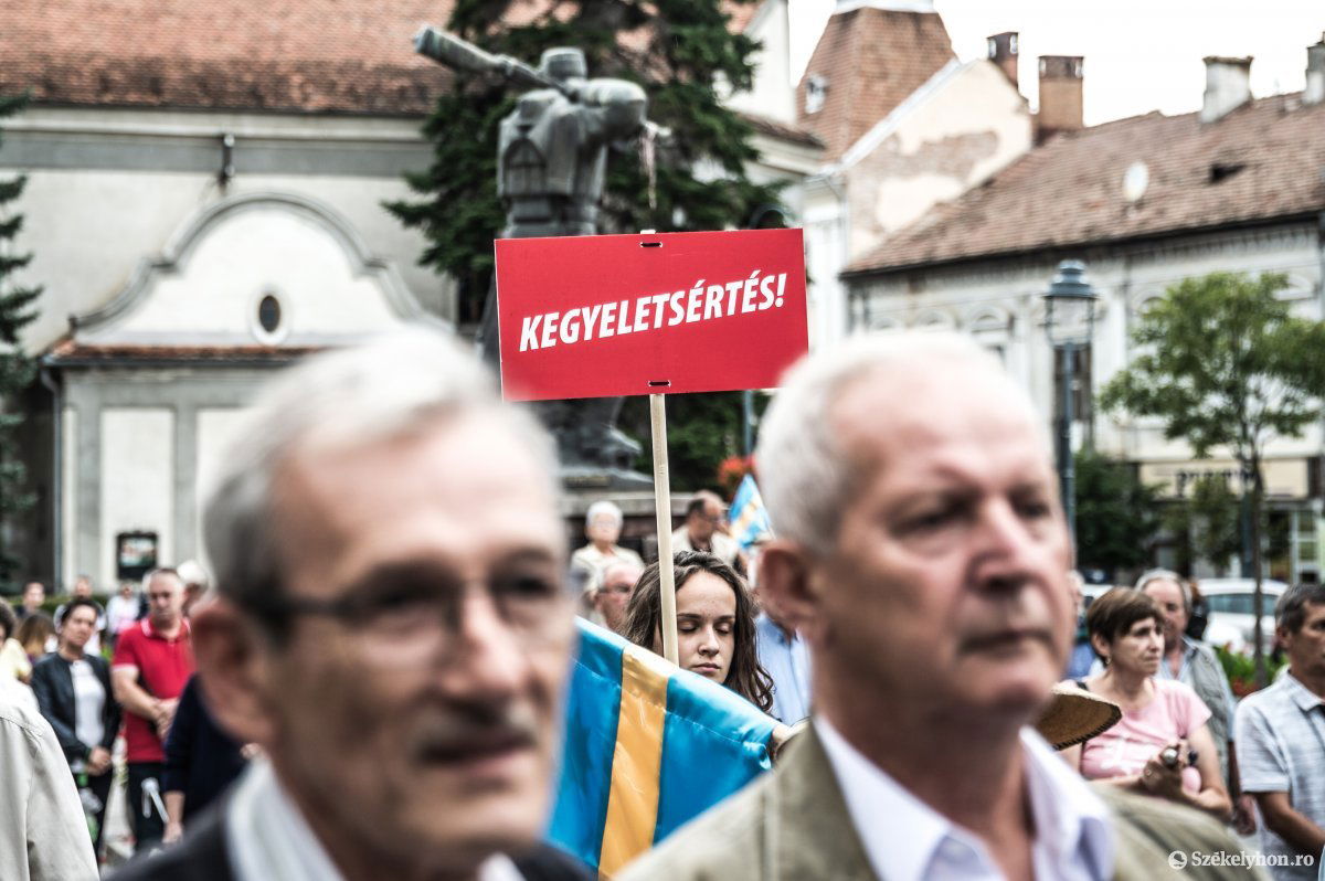 A magyar katonai temető meggyalázása ellen tiltakozók Székelyudvarhely föterén •  Fotó: Barabás Ákos