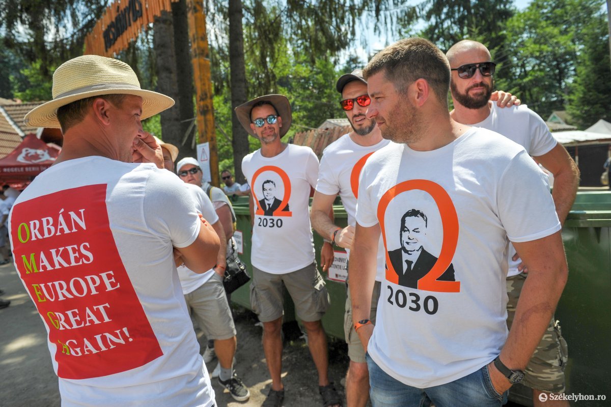 Táborozók Orbán Viktor miniszterelnök beszéde után a tusnádfürdői diáktáborban •  Fotó: Beliczay László