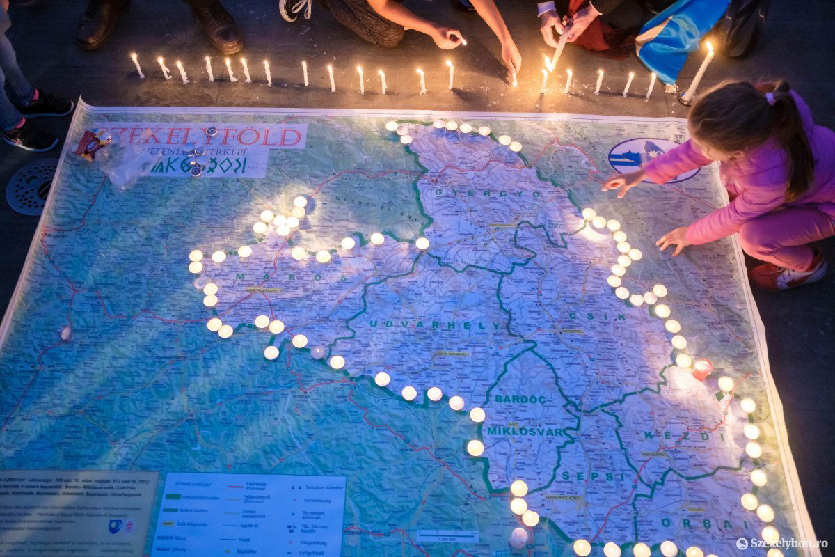 A Székely Nemzeti Tanács felhívására Székelyföld-szerte őrtüzeket, fáklyákat vagy gyertyákat gyújtanak, kifejezve a területi autonómiára való igényt. Székelyudvarhelyen a Bethlen-negyedi parkban gyújtottak gyertyákat, mécseseket a résztvevők október 27-én •  Fotó: Veres Nándor