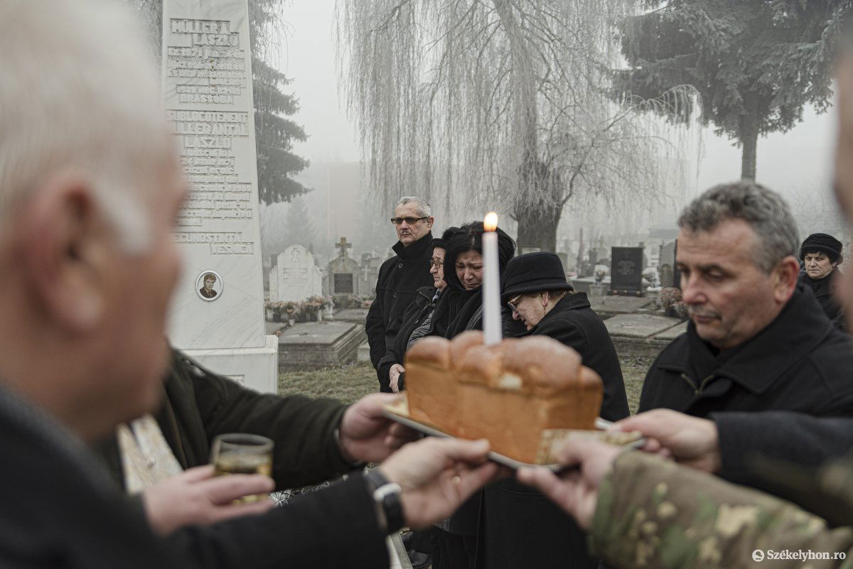 Müller Lászlóra, Csíkszereda forradalmi halottjára emlékeztek decemberben.A 18 éves sorkatona Brassóban golyó által vesztette életét 30 évvel ezelőtt •  Fotó: Gábos Albin