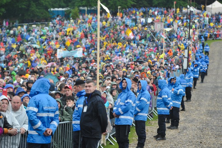 Kizárt magyarok Csíksomlyón – a román kormányőrség újabb visszaéléseire derült fény a pápalátogatás kapcsán
