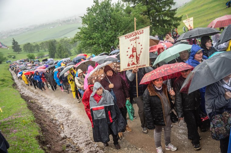 Még az égiek is megkönnyezik a szentatya csíksomlyói látogatását, várják a hegynyeregbe Ferenc pápát