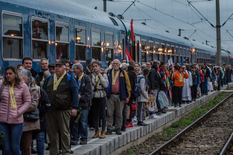 Ezernégyszáz zarándokkal érkezett meg a magyarországi zarándokvonat Csíkszeredába