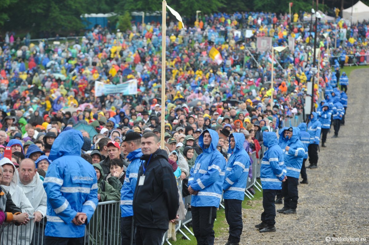 Megálljt parancsoltak. A kormányőrség megtagadta magyar meghívottak belépését a VIP-szektorba •  Fotó: Beliczay László