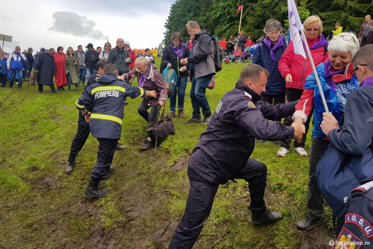 Tűzoltók segítenek lejönni a nyeregből a híveknek •  Fotó: Kozán István