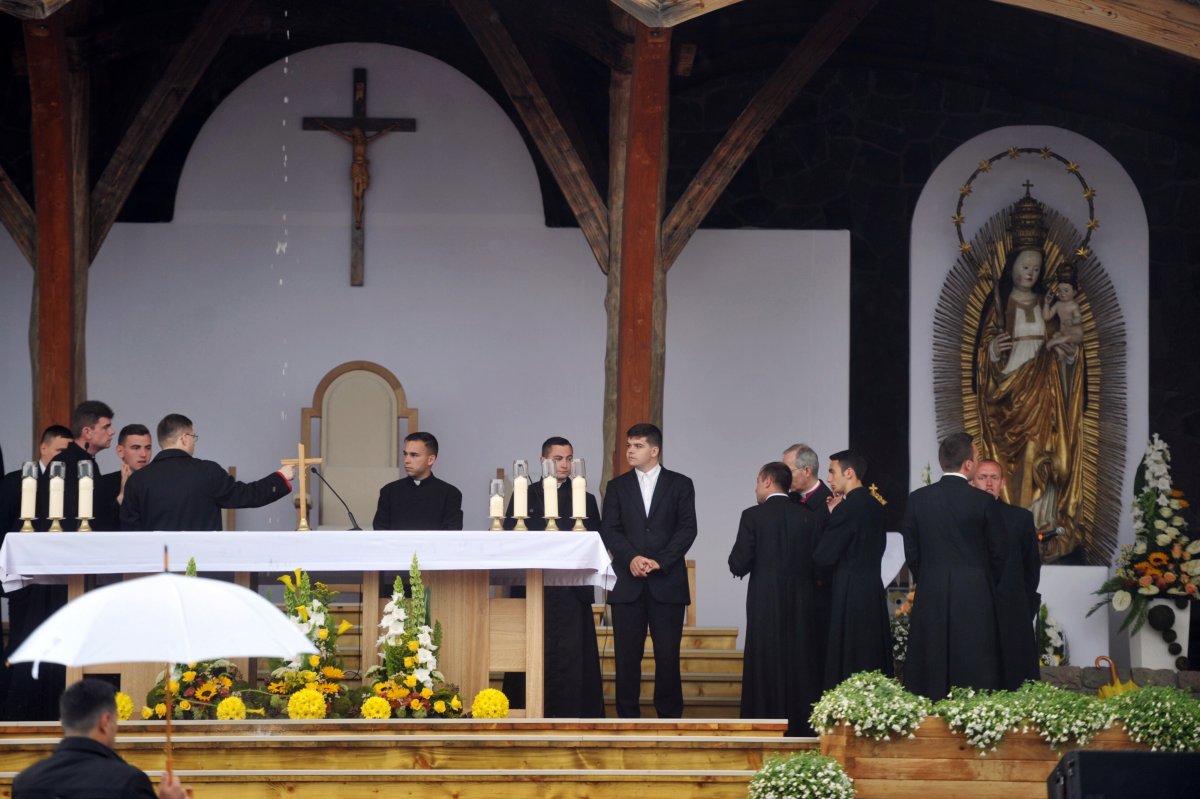 Az oltárnál már minden elkészült Ferenc pápa fogadására •  Fotó: Beliczay László