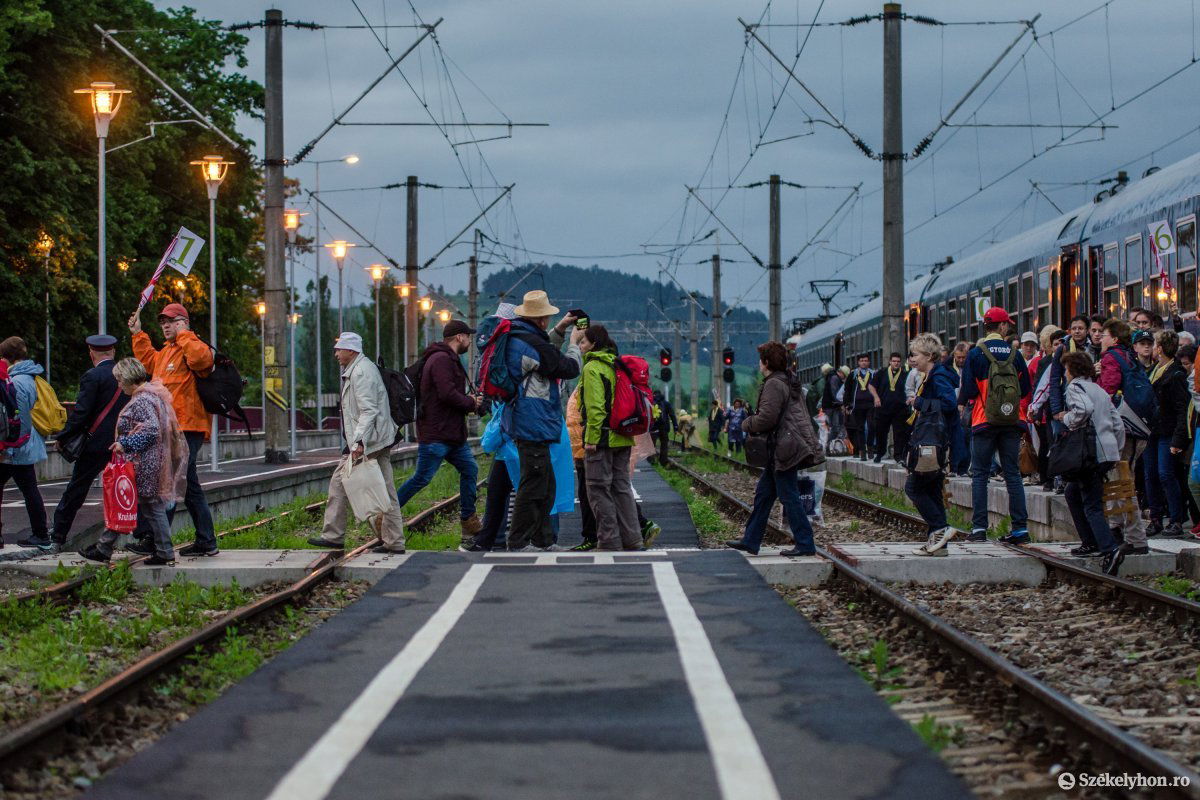 Megérkezett szombaton korán reggel Csíkszeredába a Magyarországról induló zarándokvonat •  Fotó: Pinti Attila