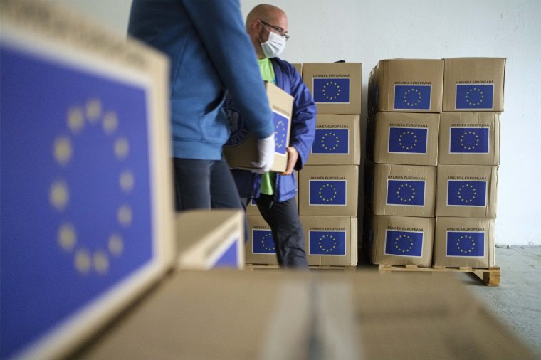 Uniós higiéniai segélycsomagokat osztanak a rászorulóknak Csíkszeredában