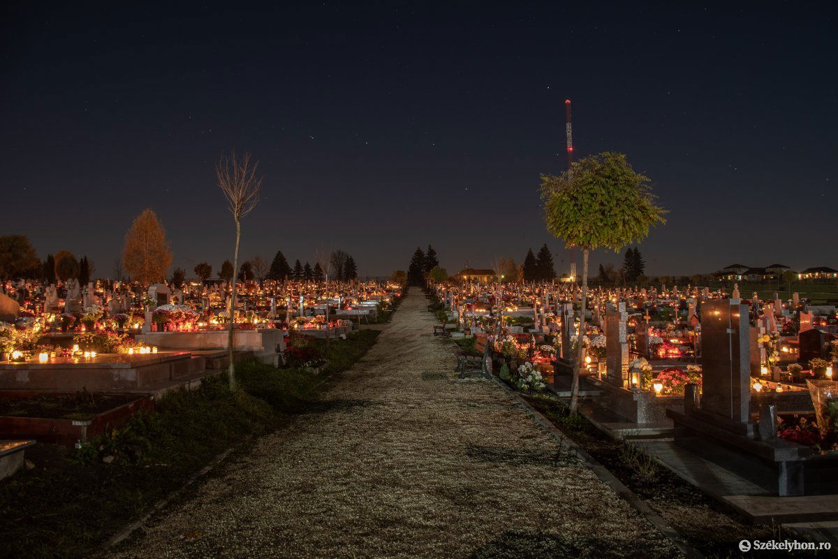 Gyertyák fénye ragyogta be mindenszentek napján a csíkszeredai Kalász lakótelepi temetőt &bullet;  Fotó: Pinti Attila