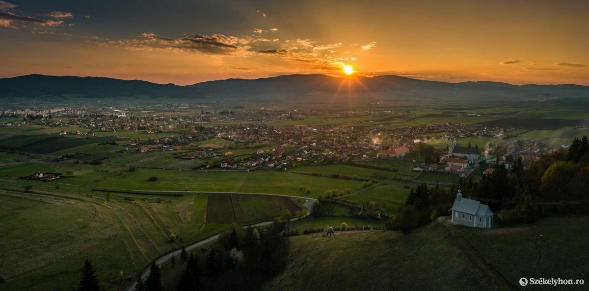 A Hargita mögött lenyugvó nap sugarai világítják meg Csíksomlyót és Csíkszeredát április 28-án &bullet;  Fotó: Pinti Attila