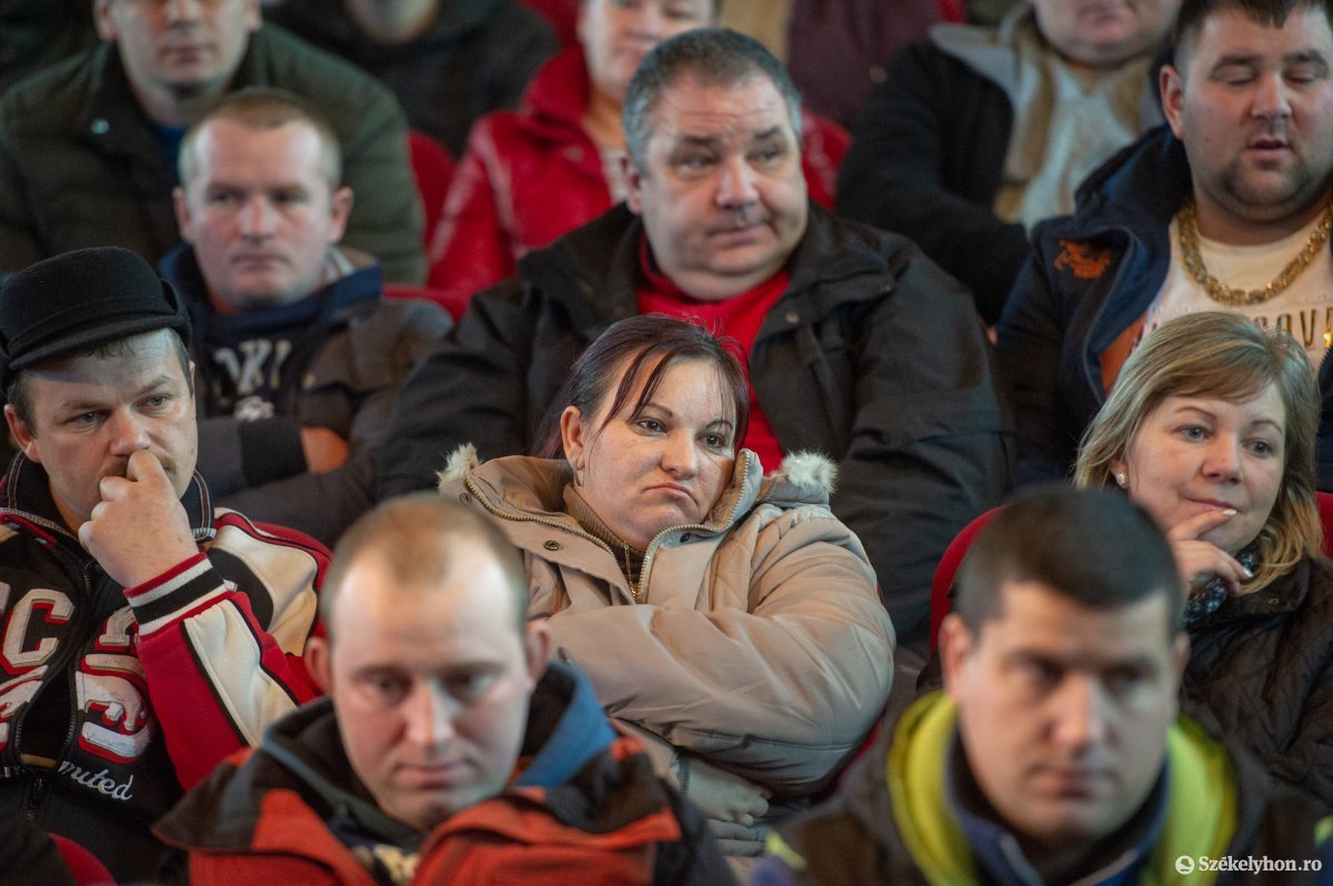 Falugyűlést tartottak Gyergyóditróban a helyi pékségbe érkező Srí Lanka-i vendégmunkásokkal kapcsolatban kialakult helyzet miatt február 1-jén. A lakosok egy csoportja ellenségesen lépett fel a Ditrói Pékséggel szemben, amiért távol-keleti pékeket alkalmaz a helyi munkaerő helyett &bullet;  Fotó: Beliczay László