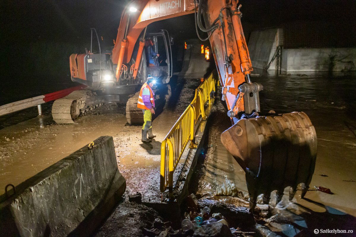 A nagygalambfalvi ideiglenes híd mentése az áradások alatt. A Nagy-Küküllő áradása éjfél után veszélyeztette a híd épségét, le is zárták a forgalom elől június 16-án &bullet;  Fotó: Erdély Bálint Előd