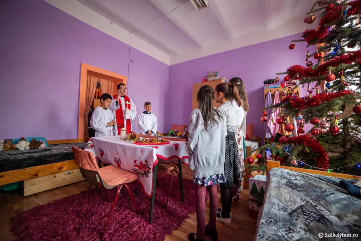 Áldás és házszentelés az oklándi gyermekelhelyező központban január 7-én &bullet;  Fotó: Erdély Bálint Előd