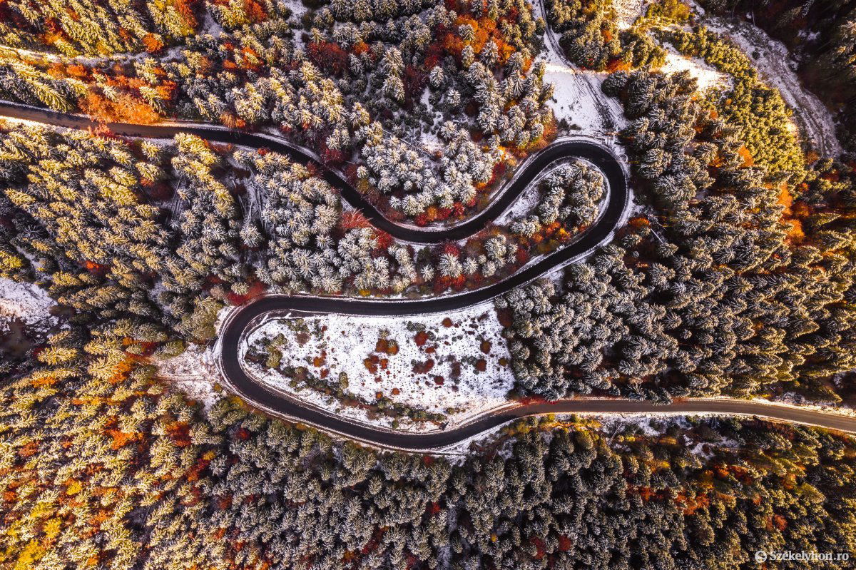 Évszakok találkozása a Hargitafürdőre vezető úton november elsején &bullet;  Fotó: Pinti Attila
