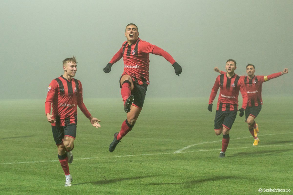 Gólöröm a ködben: az FK Csíkszereda Francisco Bauza góljának is köszönhetően győzte le hazai pályán a Kolozsvári U csapatát november 26-án &bullet;  Fotó: Pinti Attila