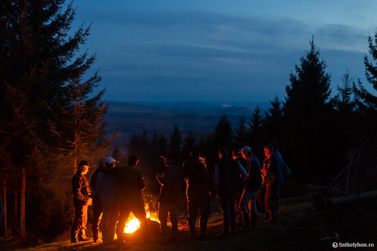 A Hargitán „számba adás”  után tűz körül énekelve zárják a napot a pásztorok Szent György napján &bullet;  Fotó: Erdély Bálint Előd