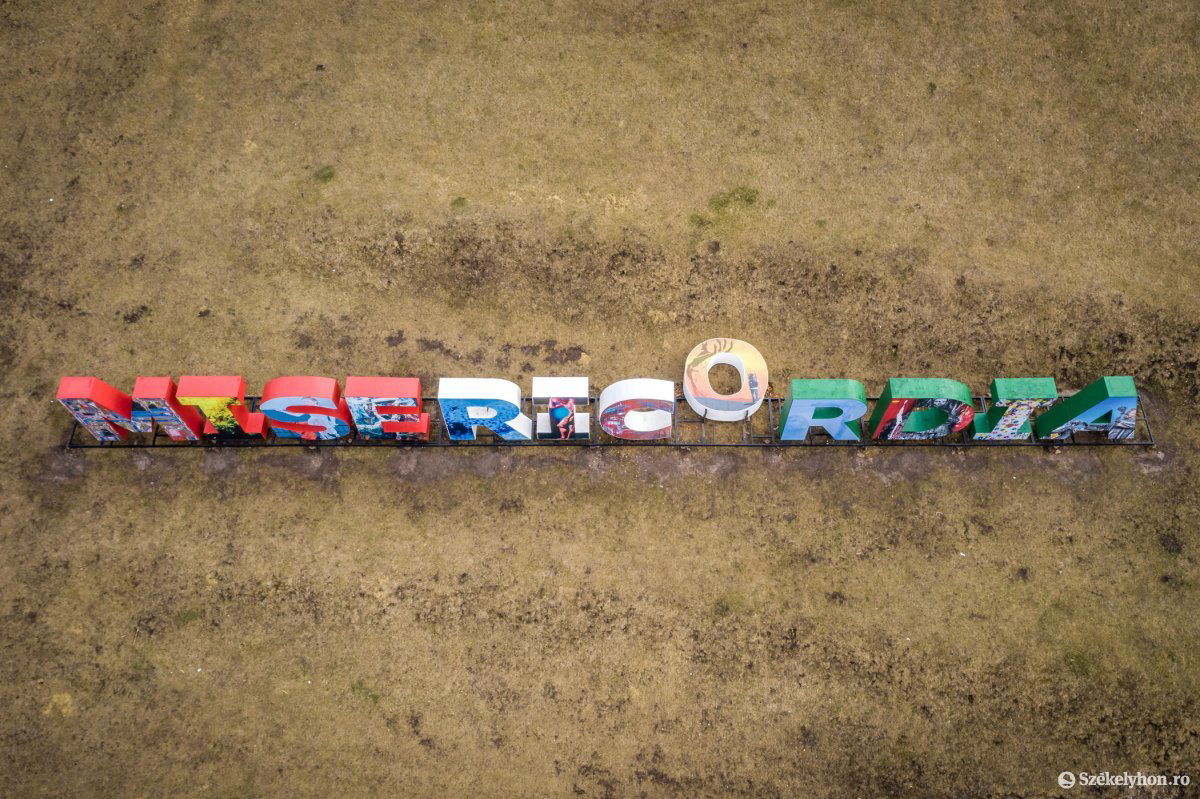 Tavasszal rövid ideig „csonka” volt a csíksomlyói hegynyereg szélén 2017-ben elhelyezett Misericordia (irgalmasság) feliratú képzőművészeti installáció &bullet;  Fotó: Pinti Attila