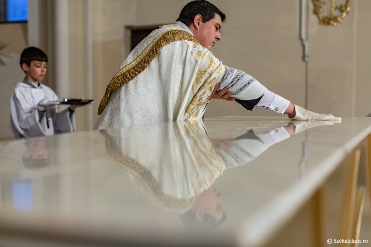 Nagycsütörtök, oltárfosztás-szertartás  Zetelakán &bullet;  Fotó: Erdély Bálint Előd