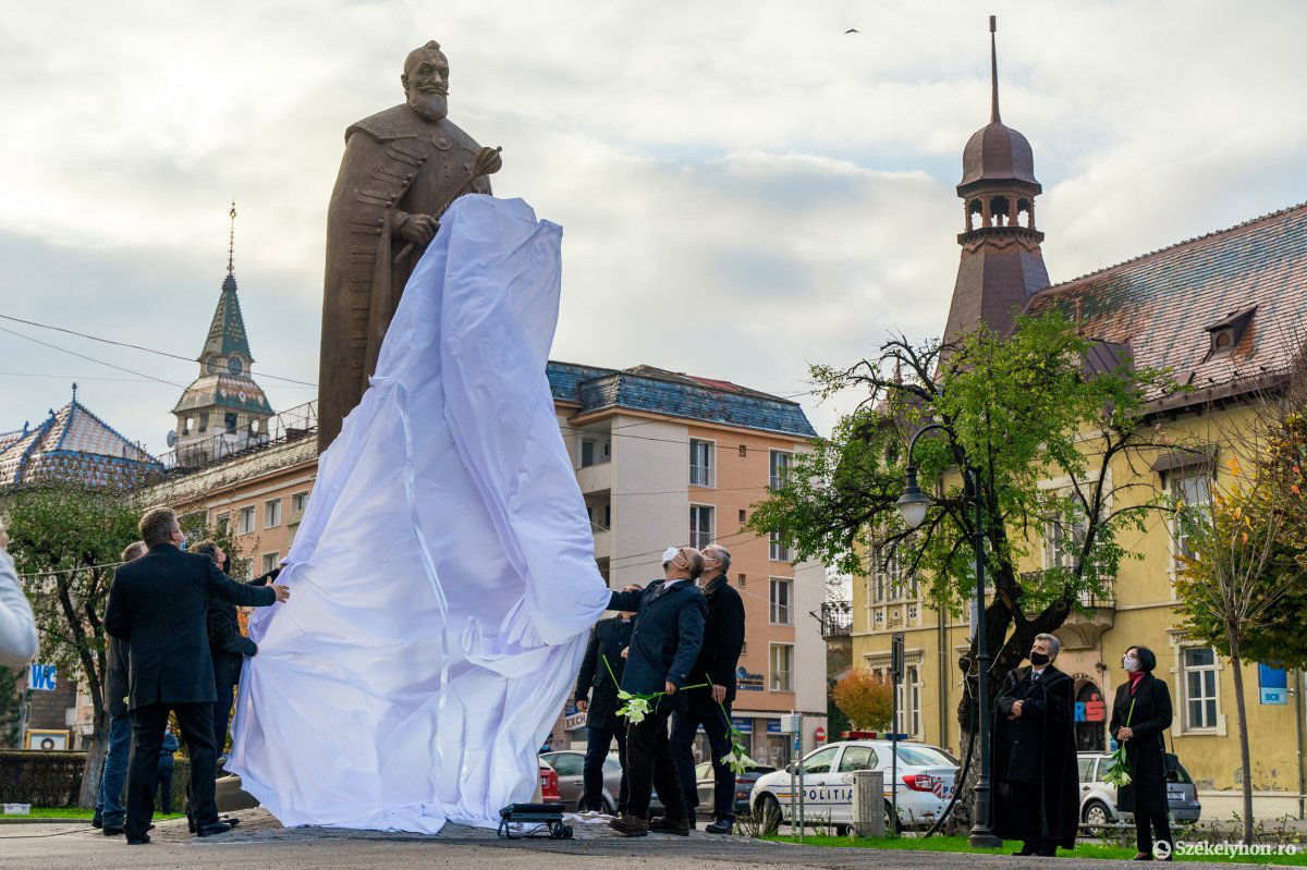 November 15-én felavatták Bethlen Gábor szobrát Marosvásárhelyen &bullet;  Fotó: Haáz Vince