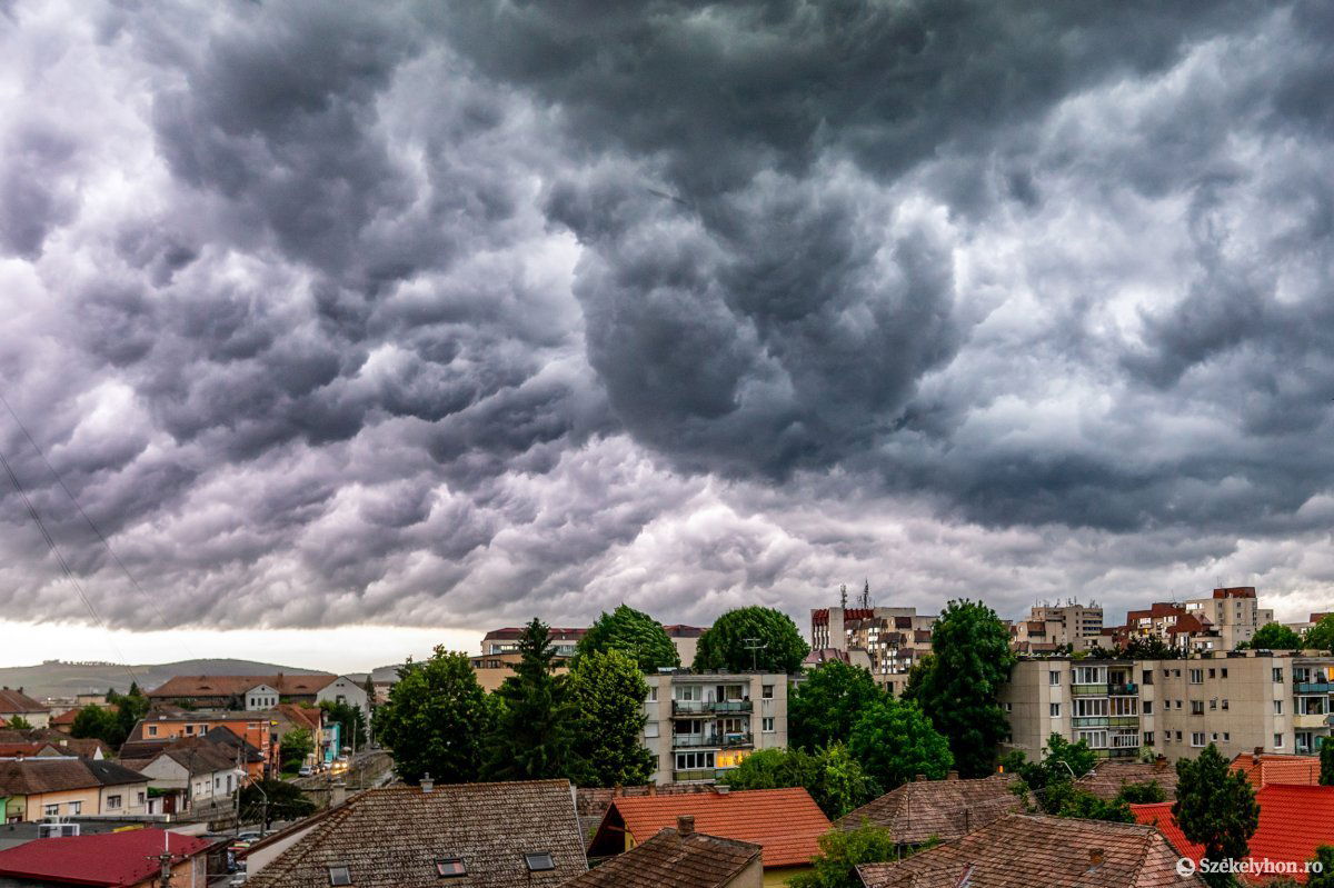 Vihar előtti égbolt Marosvásárhelyen június 13-án &bullet;  Fotó: Haáz Vince