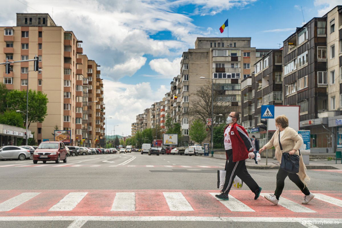 Bevásárlás a tavaszi karanténban. Marosvásárhely, Tudor-lakótelep, május 6. &bullet;  Fotó: Haáz Vince