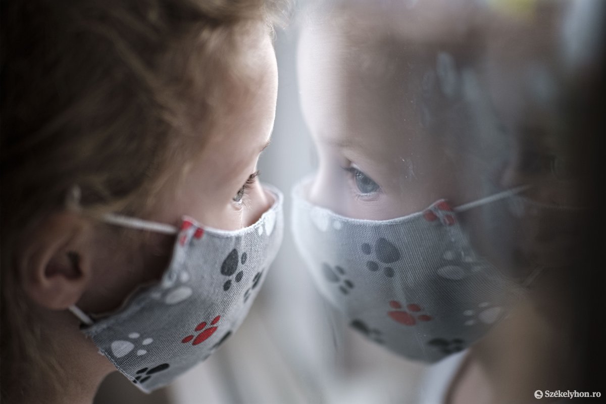 Egy csíkszeredai kisgyermek maszkban a Covid-19 járványhelyzet miatt hozott intézkedések idején, július 13-án &bullet;  Fotó: Veres Nándor