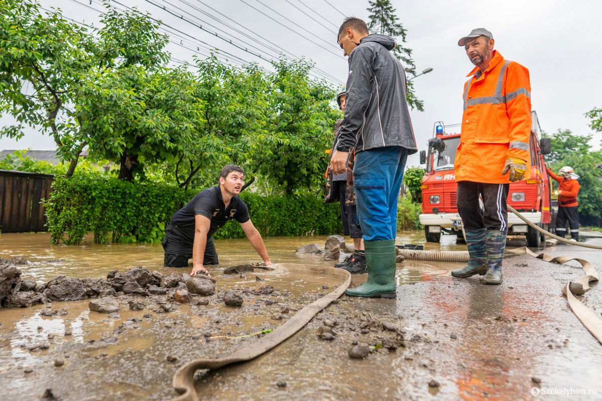 Június 15-én Nyárádköszvényesen segítenek a tűzoltók a Nyárád áradása miatt &bullet;  Fotó: Haáz Vince