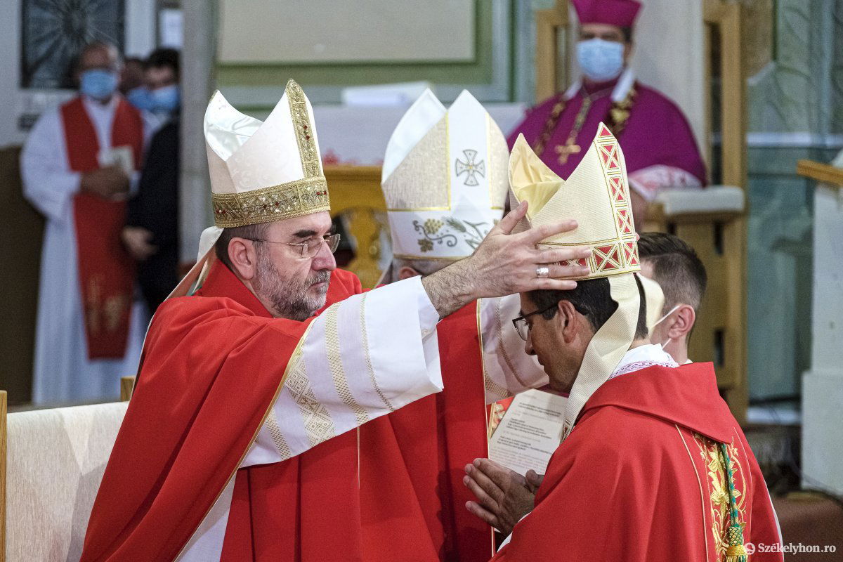 Kovács Gergely gyulafehérvári érsek Kerekes Lászlót segédpüspökké szenteli a csíksomlyói kegytemplomban, augusztus 29-én &bullet;  Fotó: Veres Nándor